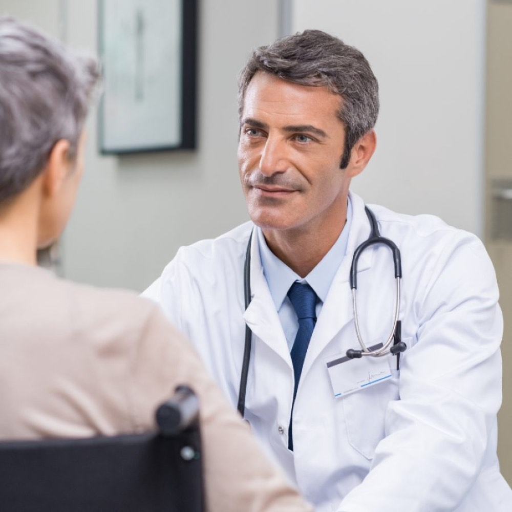 Médecin en consultation de prévention au cabinet